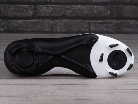 Buty piłkarskie Nike Phantom GX II Academy FG/MG, białe, roz. 44,5